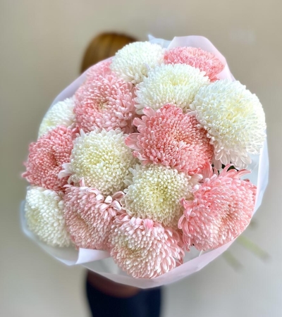 Букет из 15 хризантем персиковая и белая